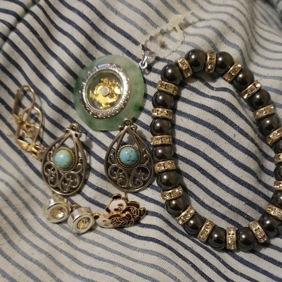 Lot of fashion necklaces and earrings. - Picture 2 of 2